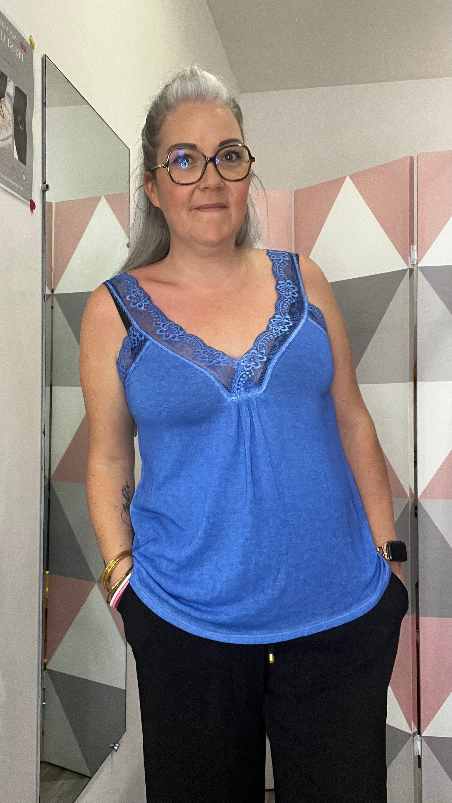 débardeur dentelle bleu sous pull