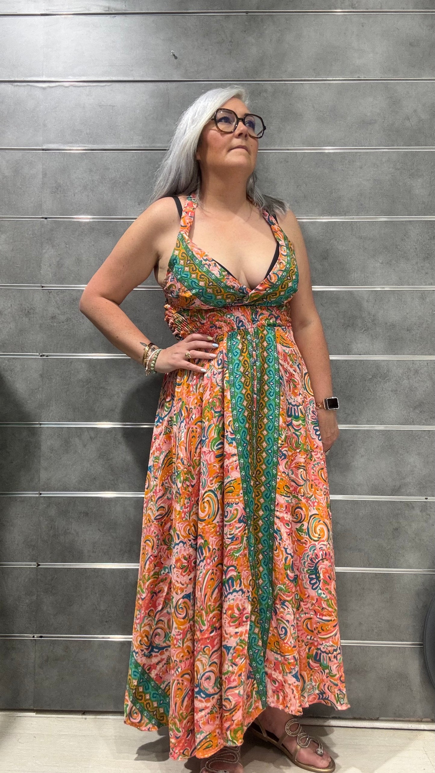 robe nouée autour du cou