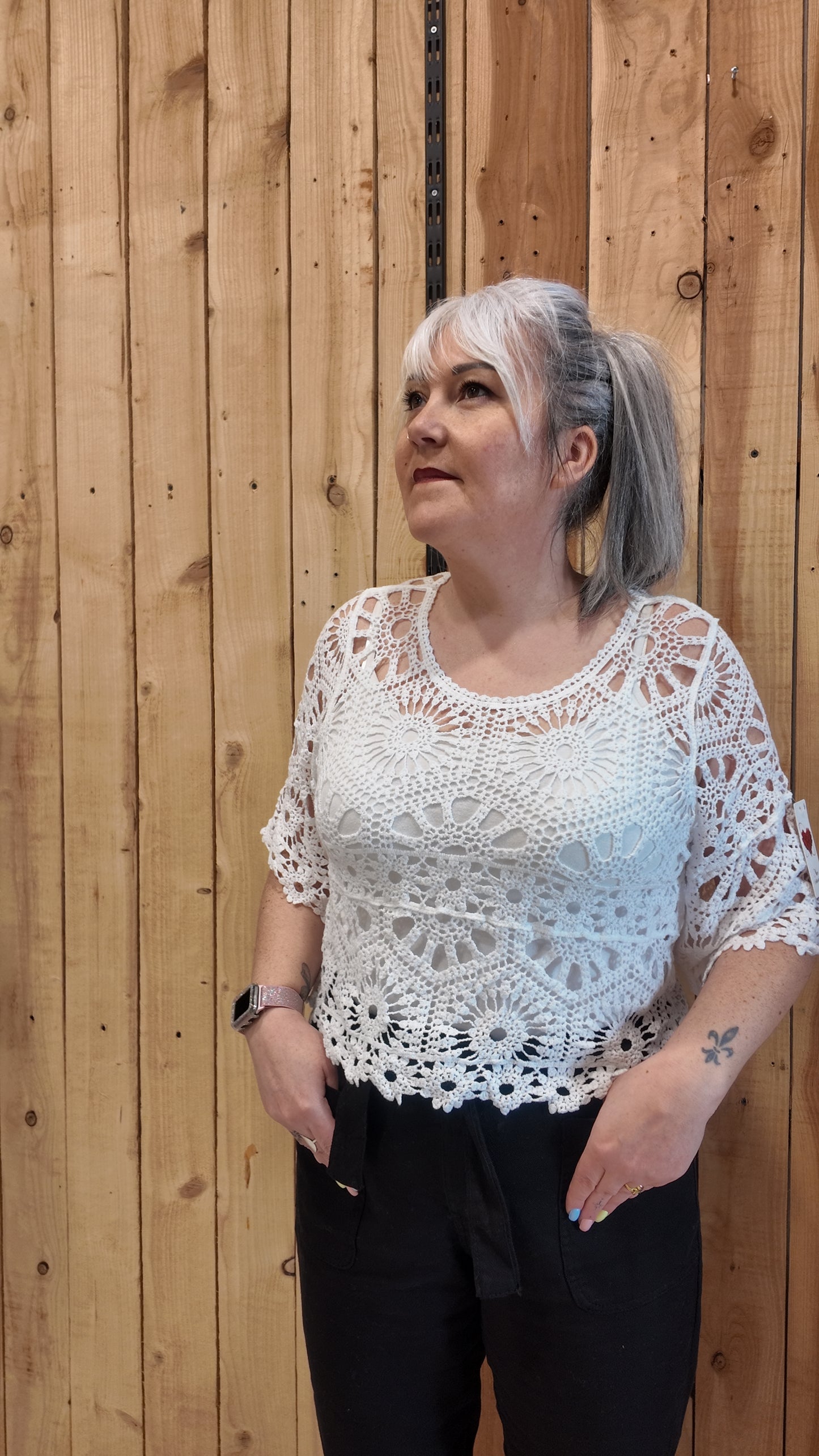 Top femme blanc en crochet avec doublure débardeur, look bohème chic