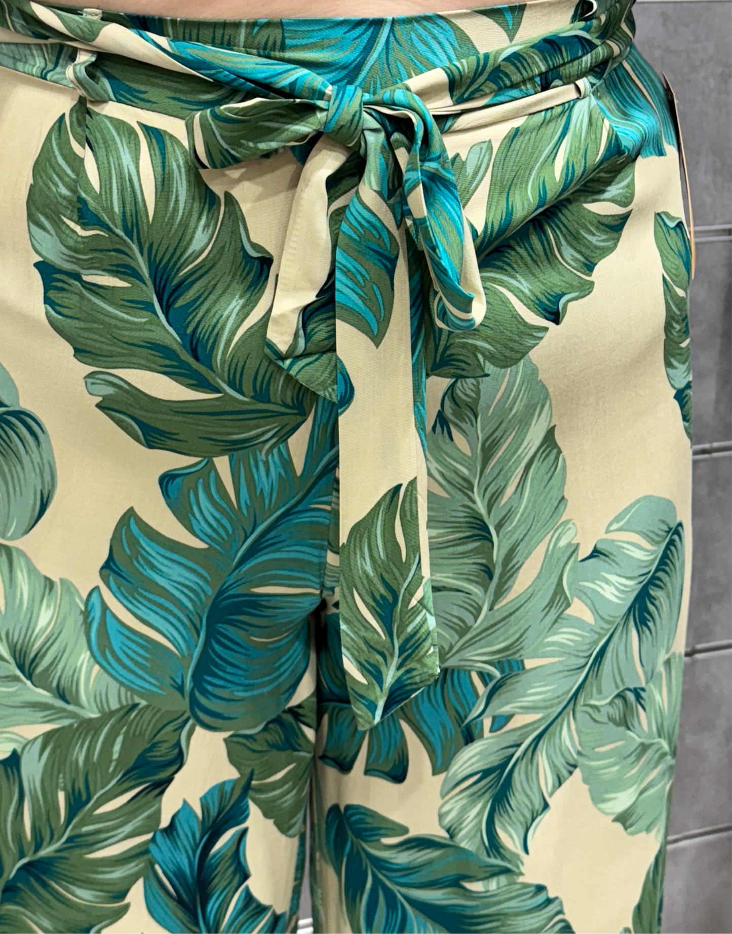 bas feuille jungle vert avec ceinture