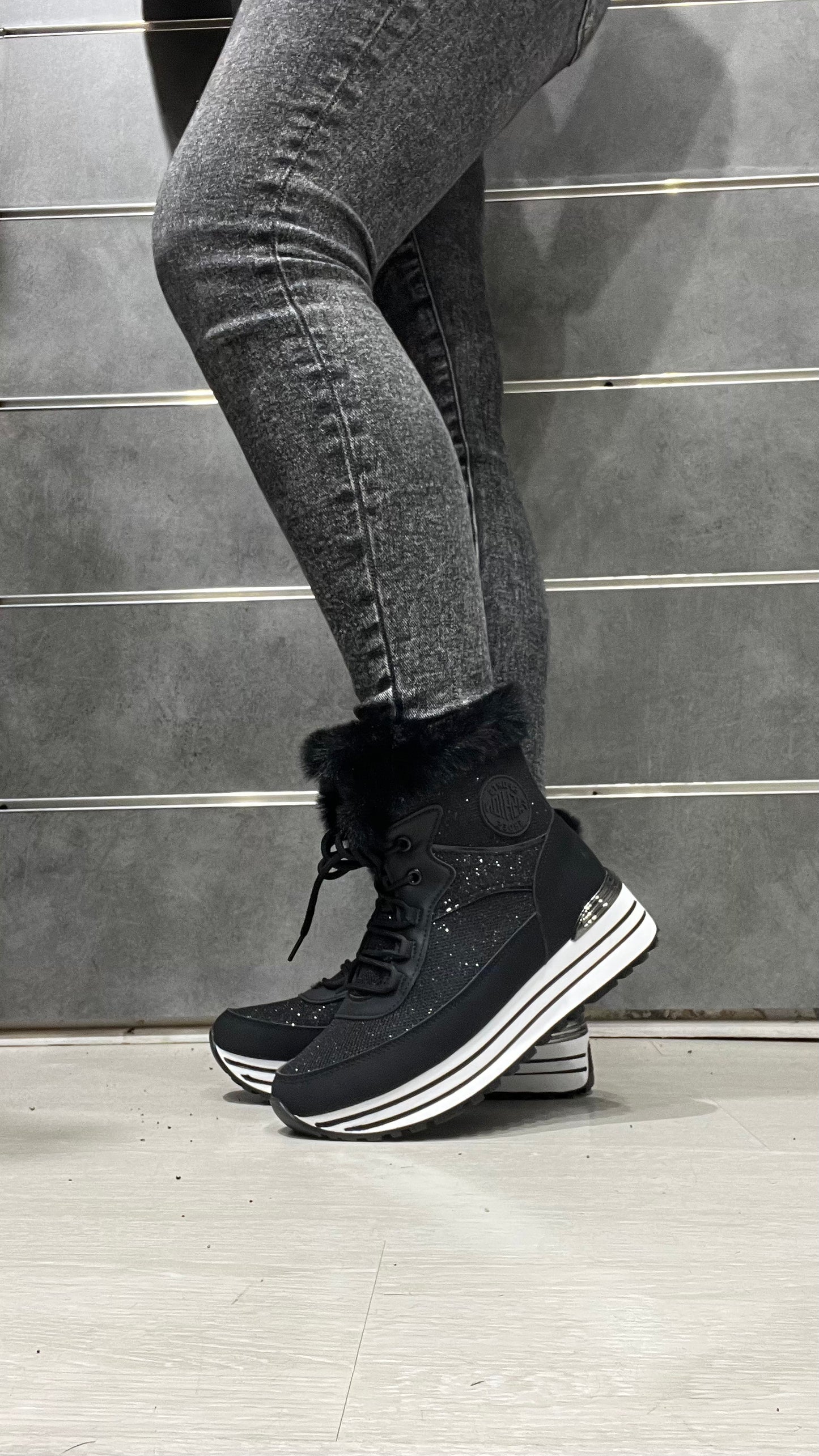 botines à pailettes noire avec fausse fourrure à lacets