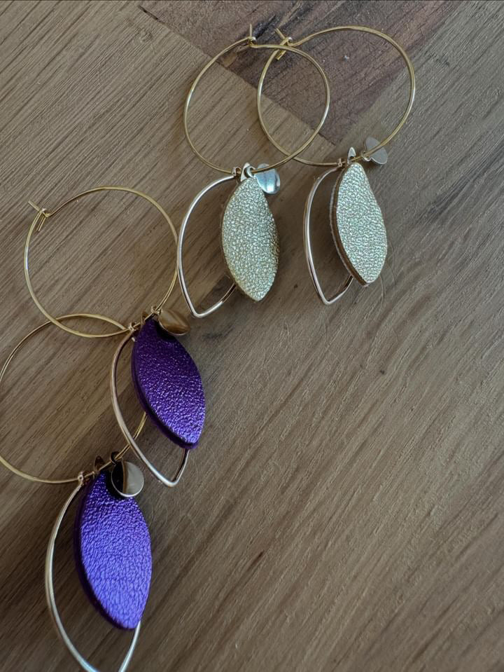 boucles d'oreilles forme de gouttes sur créoles cuir et acier