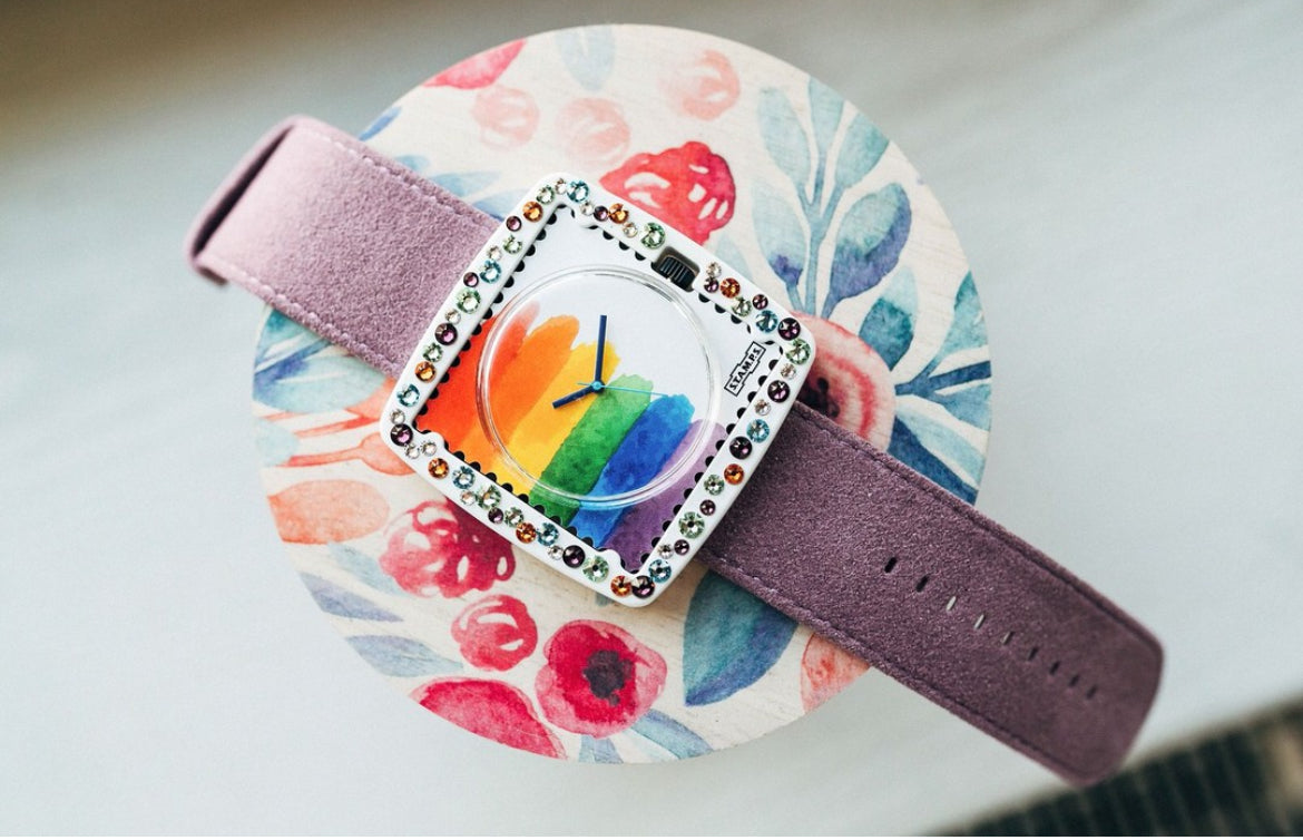 contour montre, blanc, srtrass coloré