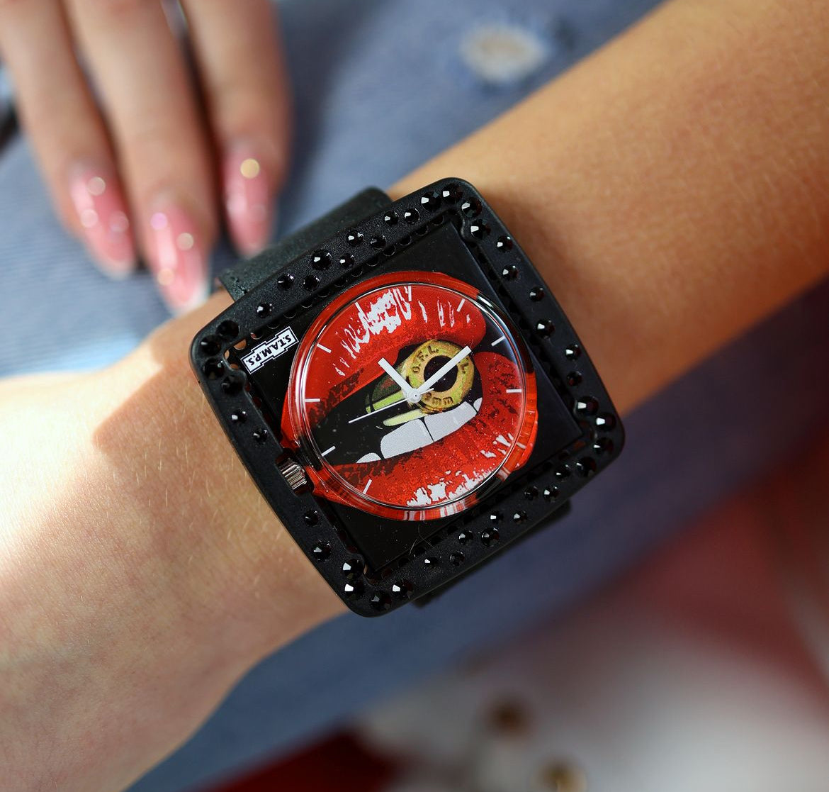 entourage de montre en résine noir, strass