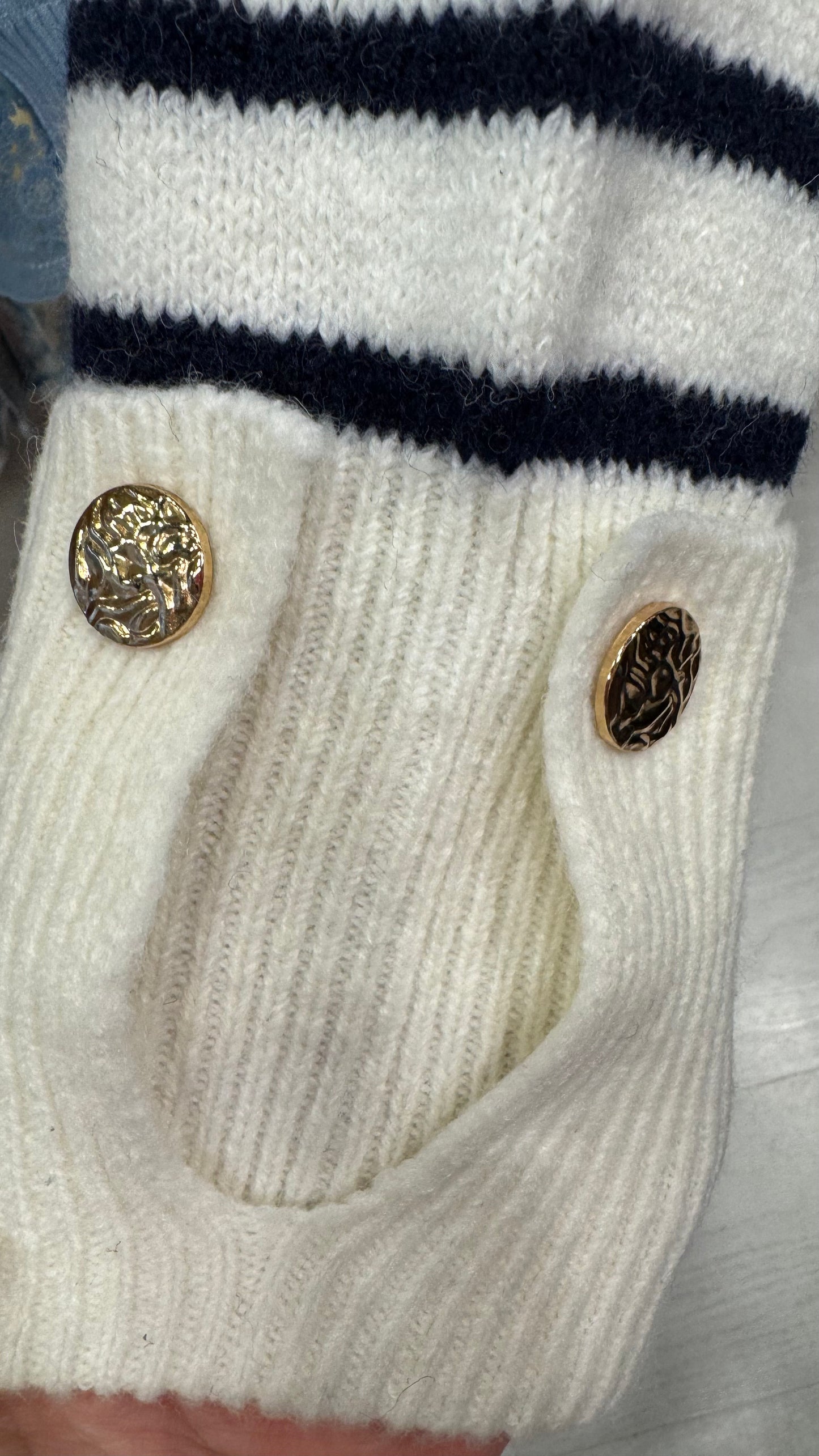 pull marin femme détails boutons doré manches