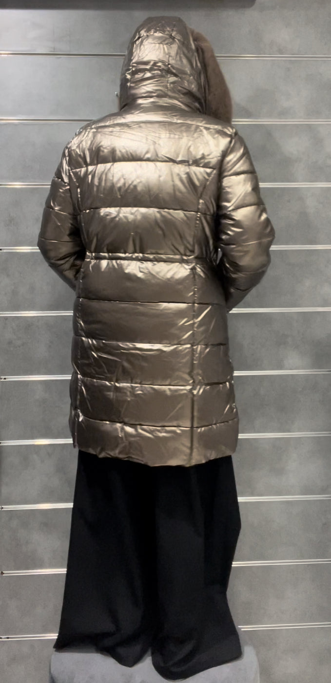 manteau doré long avec capuche et possibilité de ceintré pour un effet plus féminin