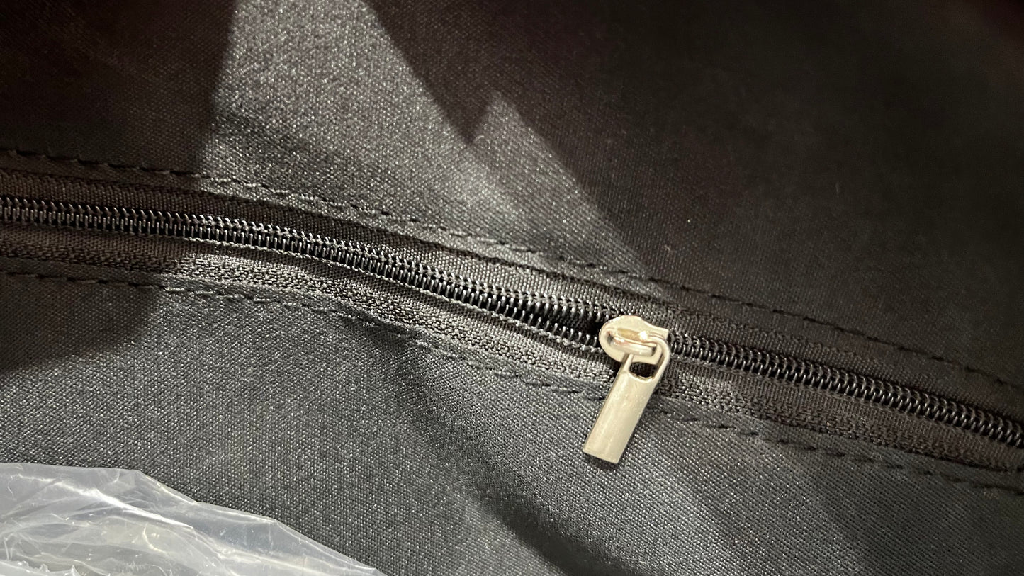 Sac fourre-tout avec poches en simili cuir, spacieux et pratique. Porte-le à la main ou à l’épaule.