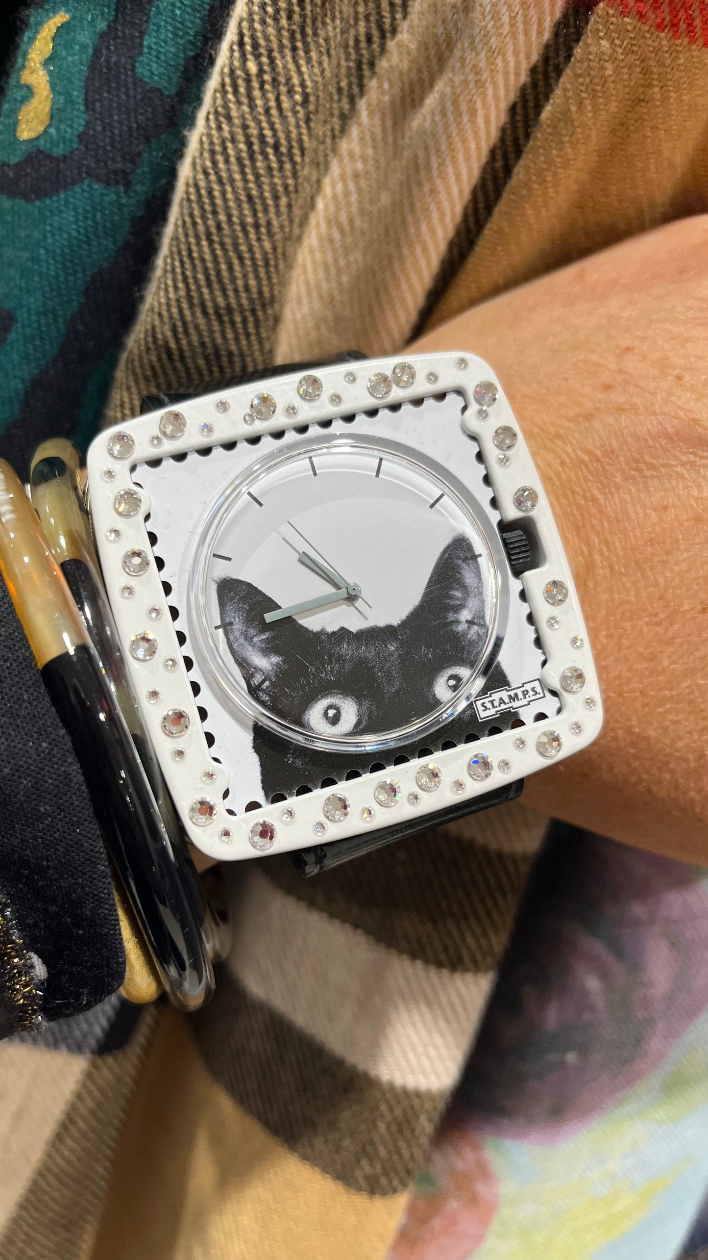 contour métal, strass blanc, encadrement montre stamps