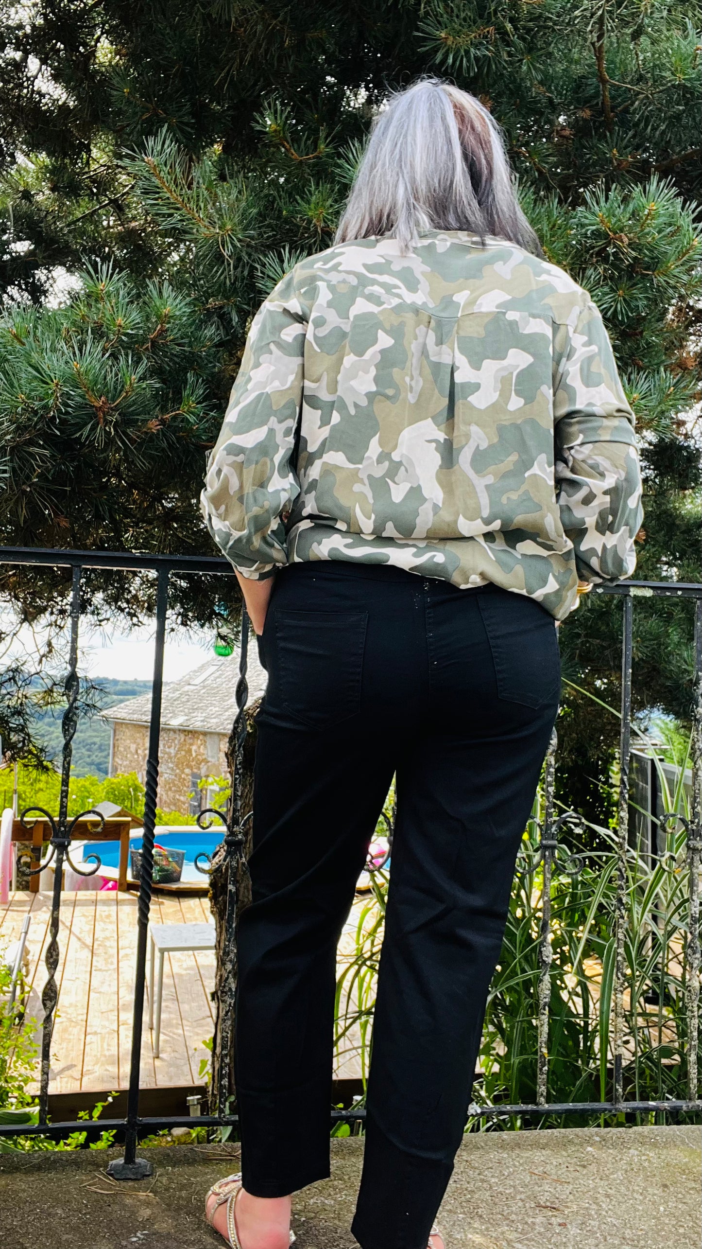 Jeans noir droit pour femme avec taille classique