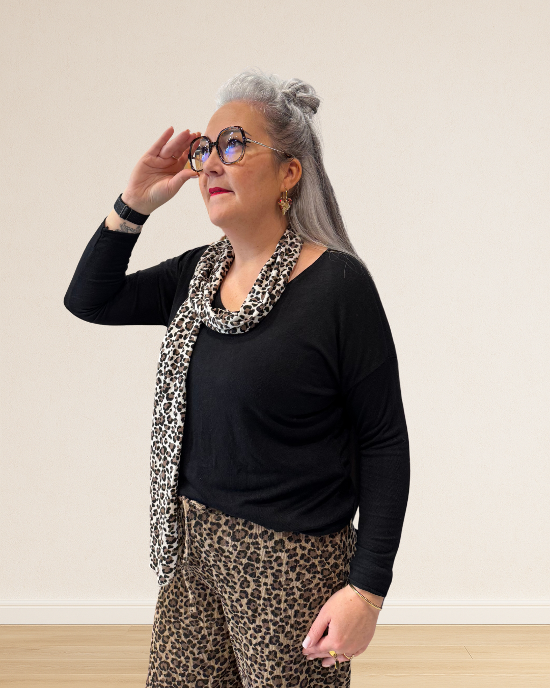 tee-shirt avec écharpe léopard