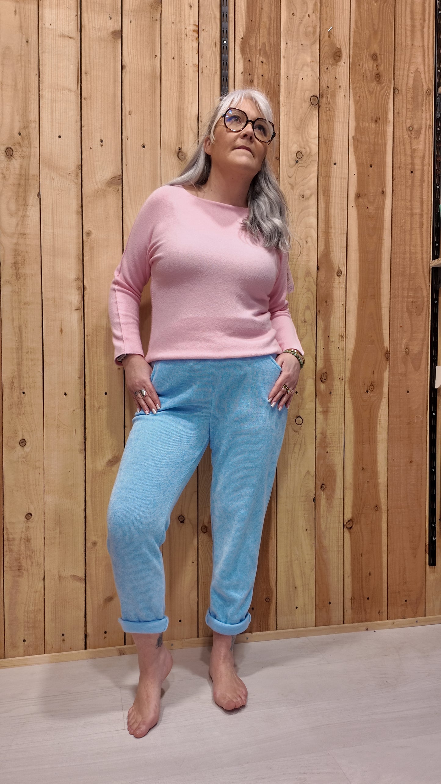 Pull femme rose pastel manches longues, maille fine, coupe près du corps, col rond classique.