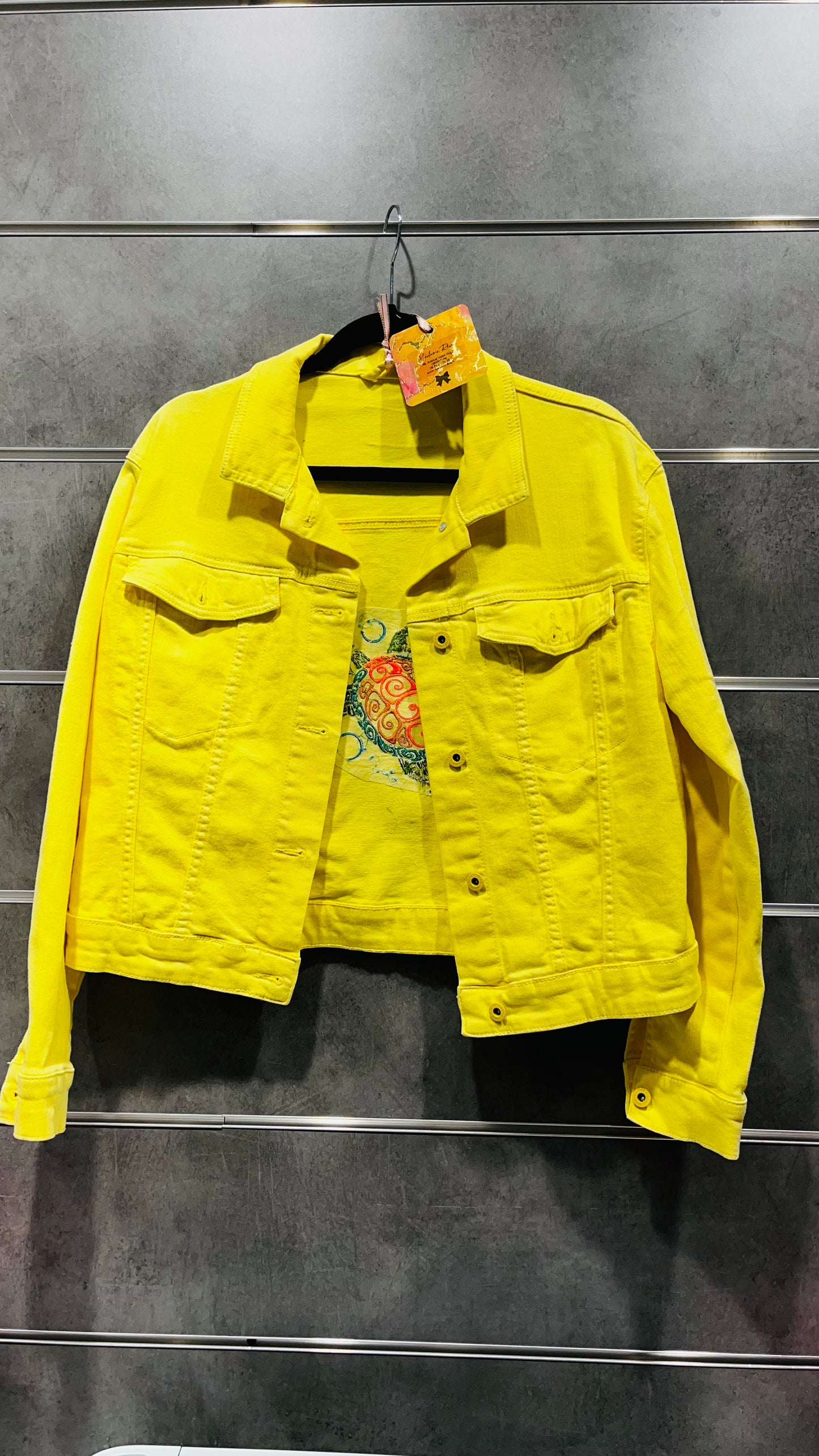veste en jeans jaune bordée