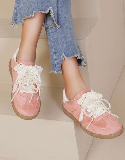Sneakers femme avec lacets en dentelle et bijoux perles amovibles, style romantique tendance