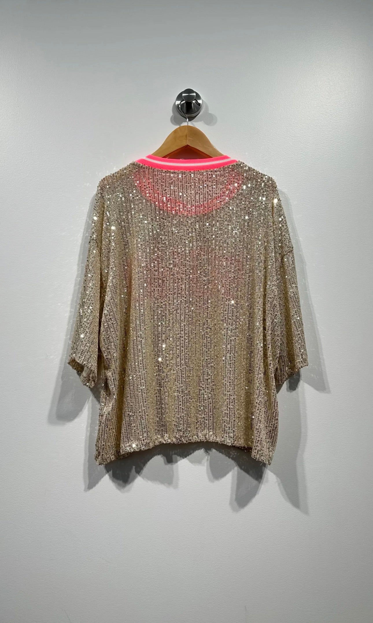 Teeshirt de soirée tout sequins doré inscription rose fuschia tendance 