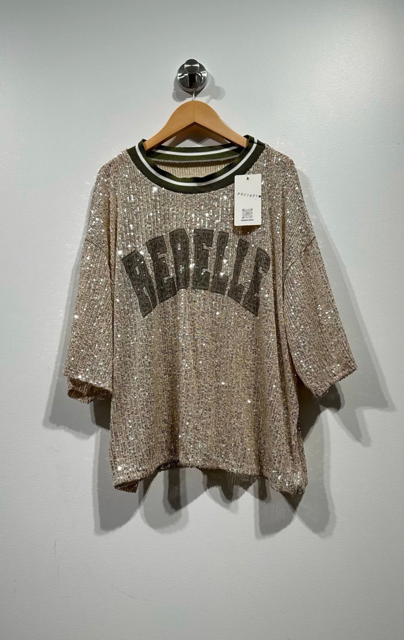 t-shirt Malibu, Malibu California femme, t-shirt sequins, tee-shirt doré femme, t-shirt paillettes, mode femme tendance, prêt-à-porter femme, look glamour, Madame Rêve, vêtements femme. ✨🌴
