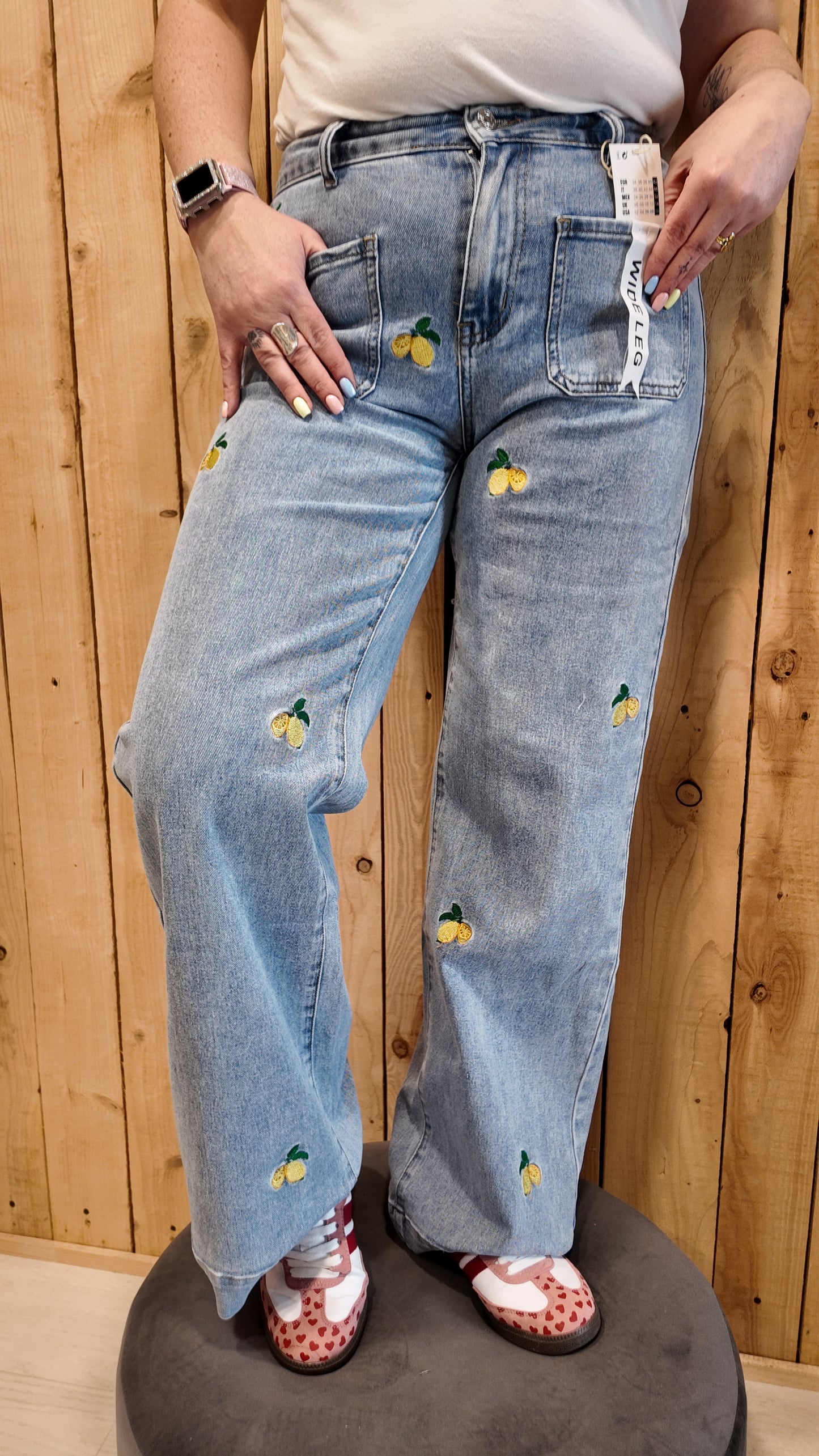 Jean femme coupe wide leg bleu clair avec broderies citrons style casual
