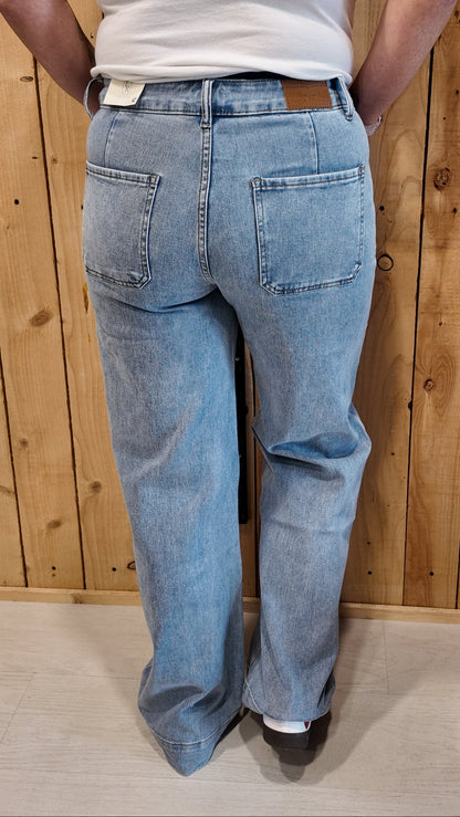 Jean wide leg femme bleu clair taille haute avec poches plaquées au dos