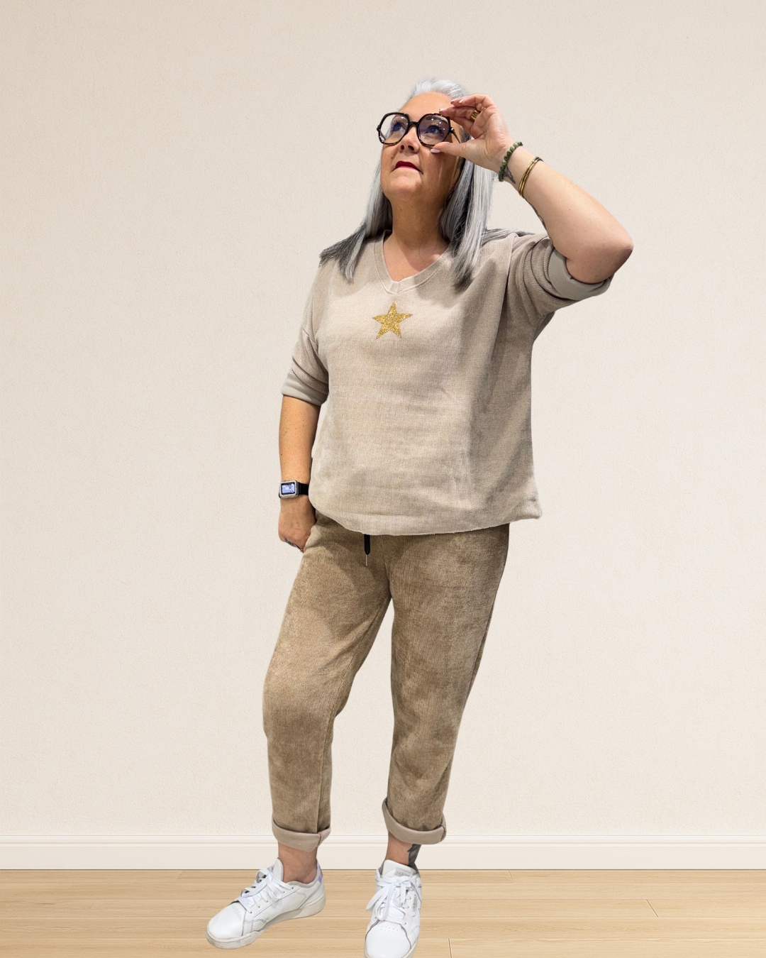 Col V élégant et détail doré pour un style féminin et moderne