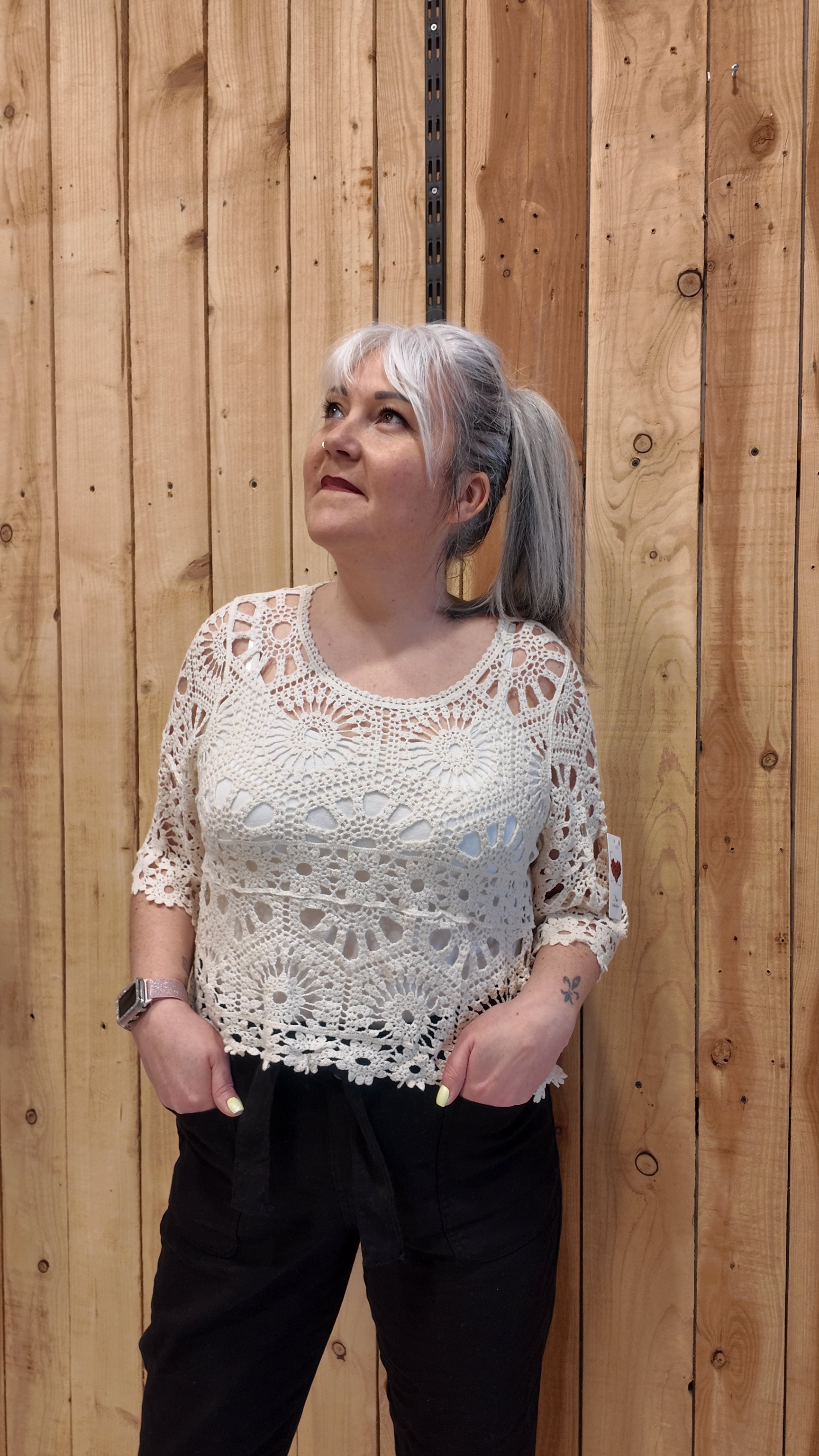 Top femme crochet écru avec débardeur dessous, style bohème été