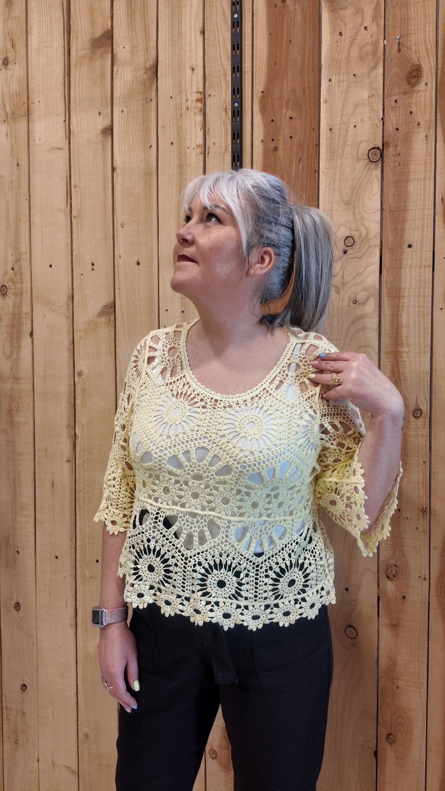 Top femme jaune pastel en crochet avec débardeur intégré, tendance été