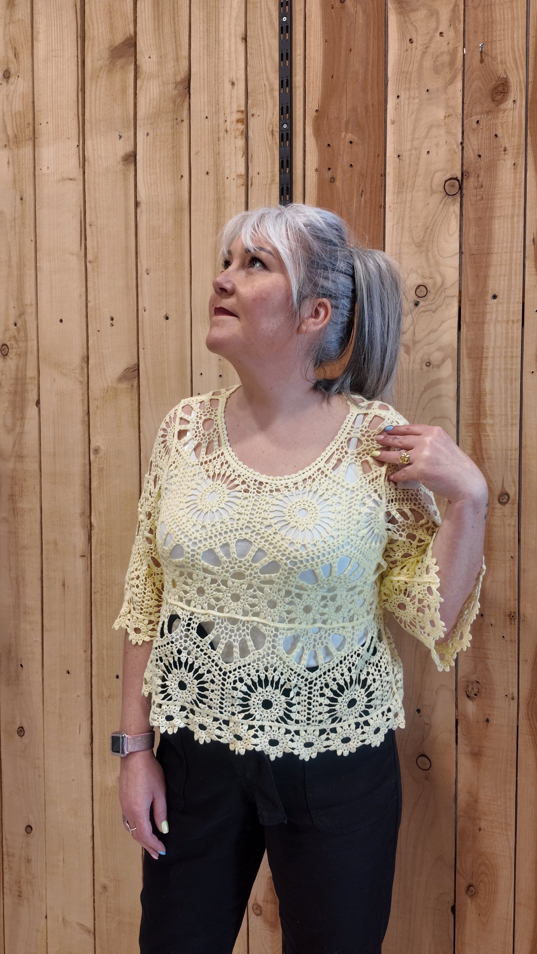 Top femme jaune pastel en crochet avec débardeur intégré, tendance été