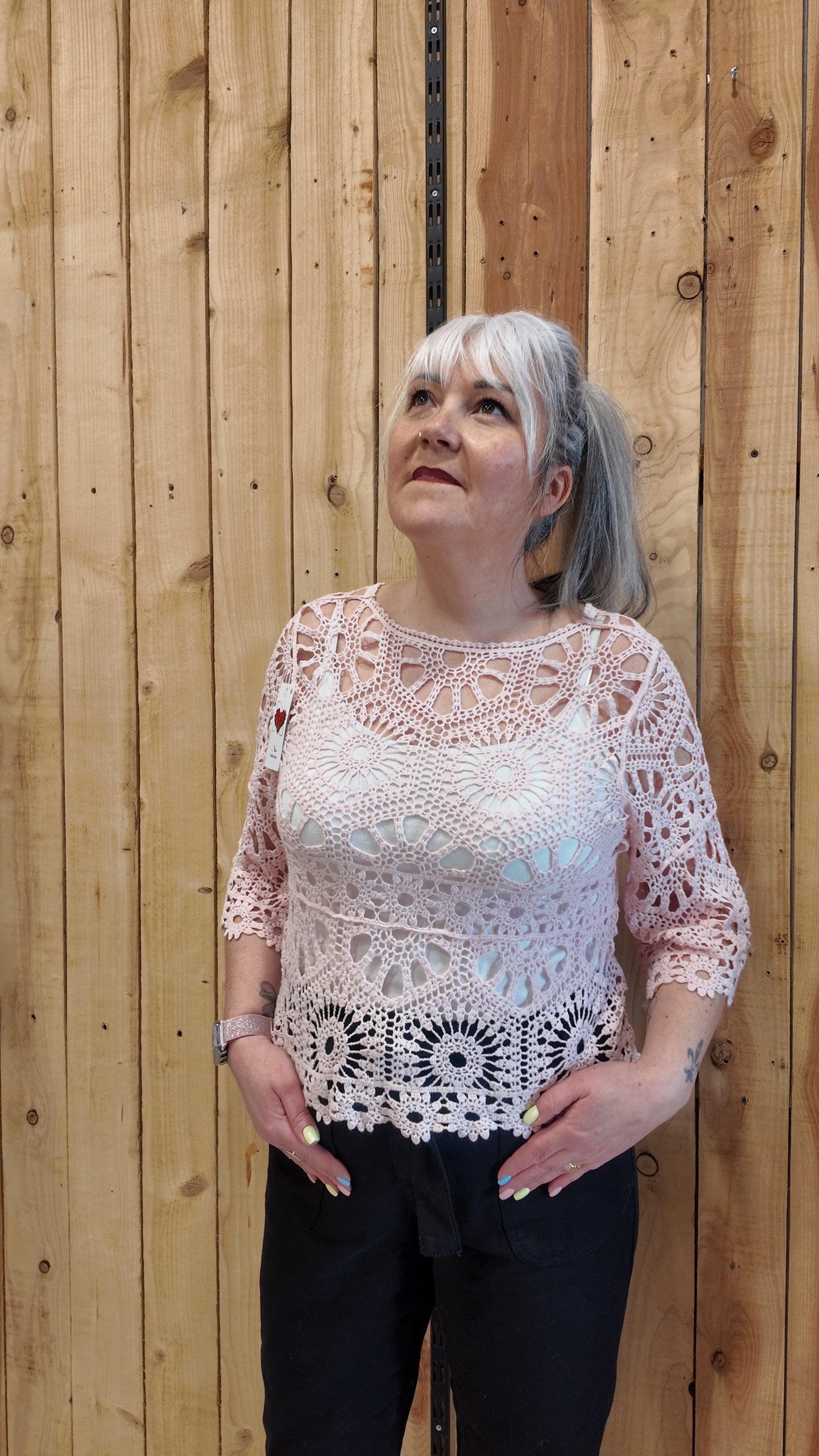 Top femme rose en crochet avec débardeur dessous, style bohème romantique