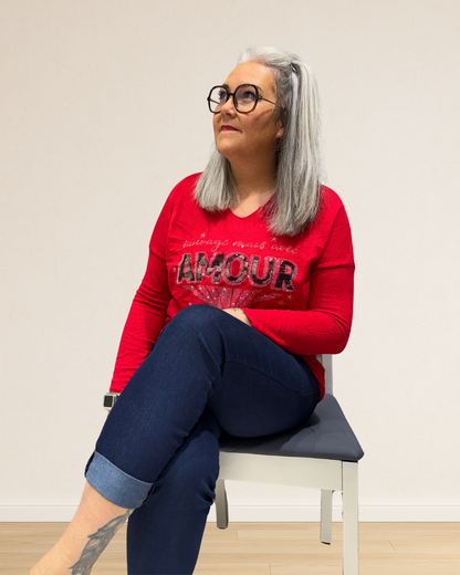 Pull MIMI porté avec un jean pour un look casual chic.