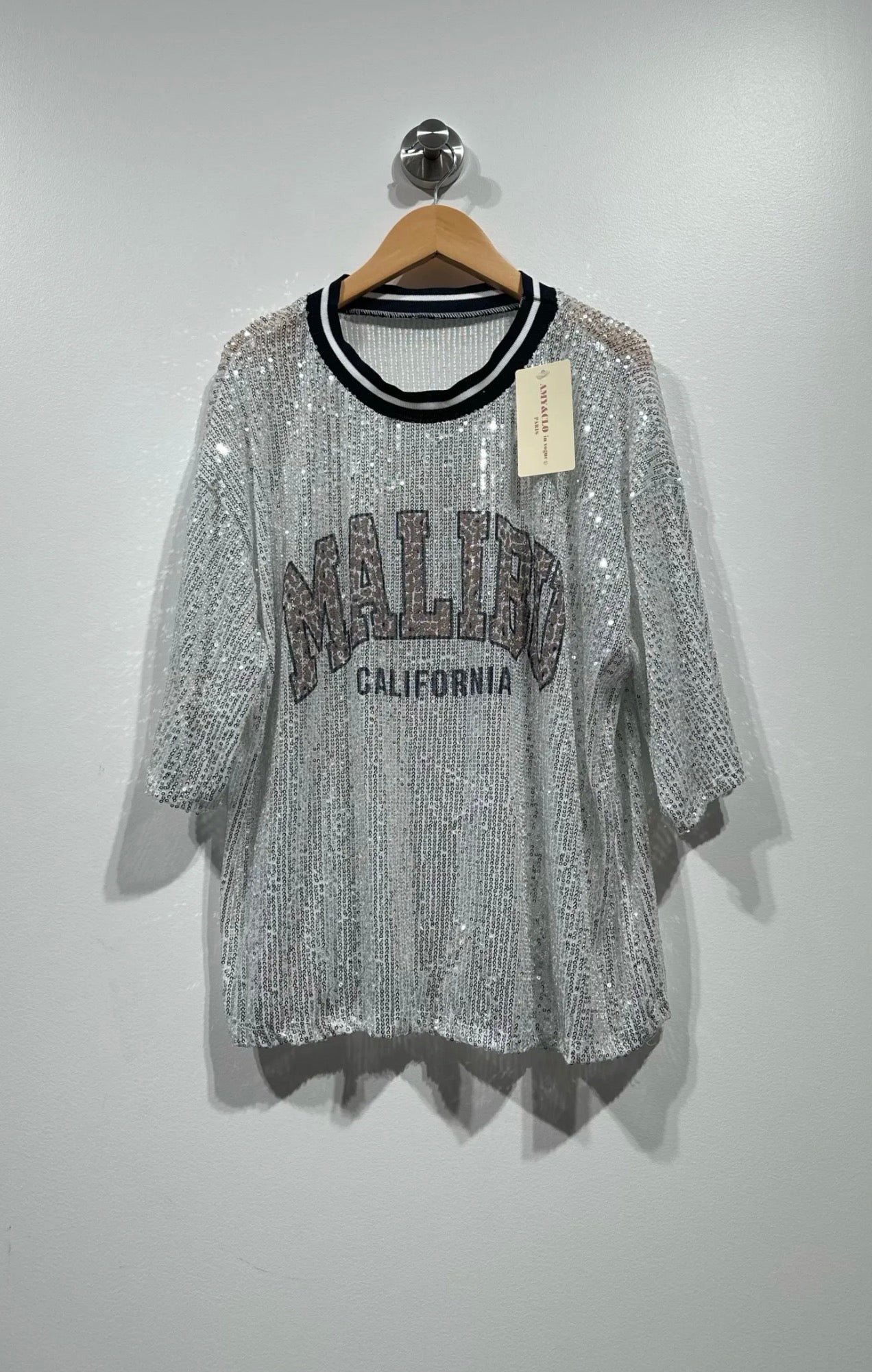 tee-shirt argenté femme, t-shirt paillettes, mode femme tendance, prêt-à-porter femme, look glamour, Madame Rêve, vêtements femme. 