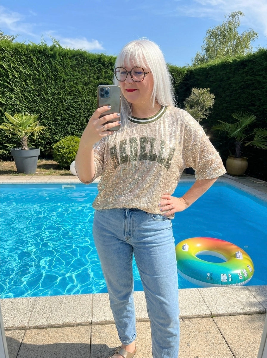 t-shirt Malibu California, t-shirt sequins femme, tee-shirt doré, t-shirt paillettes, mode femme, look estival, vêtements femme, t-shirt tendance, Madame Rêve, tee-shirt glamour.