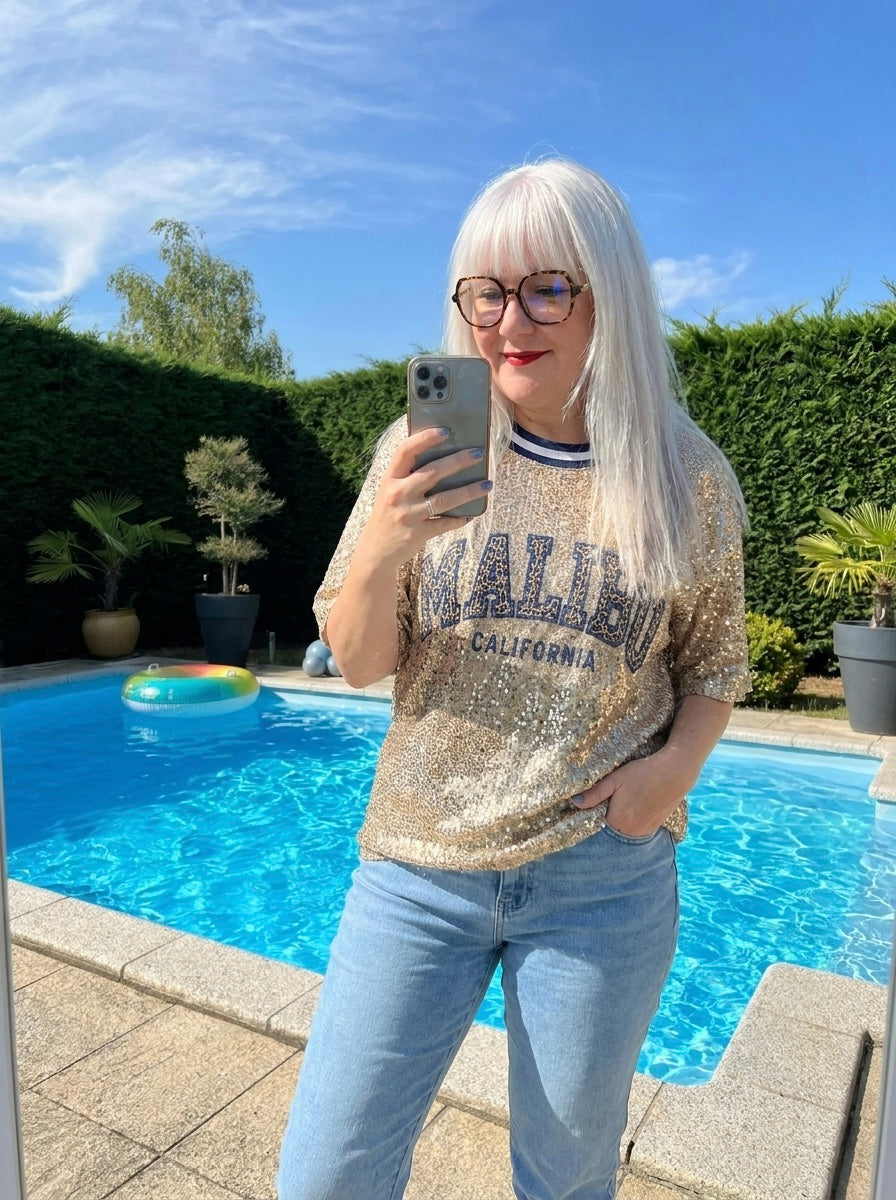t-shirt Malibu, Malibu California femme, t-shirt sequins, tee-shirt doré femme, t-shirt paillettes, mode femme tendance, prêt-à-porter femme, look glamour, Madame Rêve, vêtements femme. 
