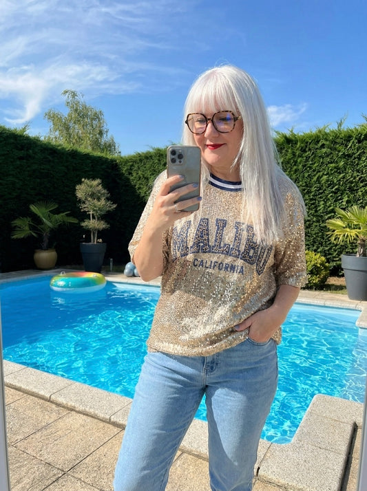 t-shirt Malibu, Malibu California femme, t-shirt sequins, tee-shirt doré femme, t-shirt paillettes, mode femme tendance, prêt-à-porter femme, look glamour, Madame Rêve, vêtements femme. 