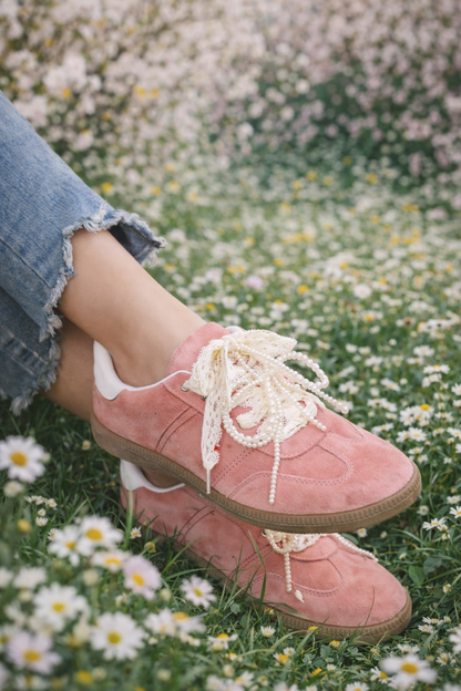 Baskets femme rose poudré avec bijoux de lacets perles amovibles, disponibles du 36 au 41