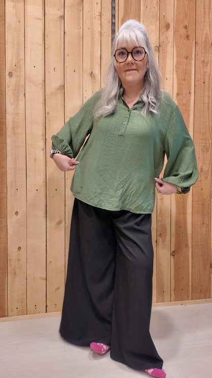 Blouse kaki femme fluide manches élastiques look chic avec pantalon palazzo noir