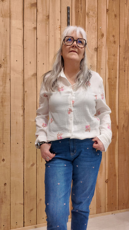 Chemise femme en gaze de coton blanche avec broderies fleurs roses, coupe légère et féminine du 34 au 42