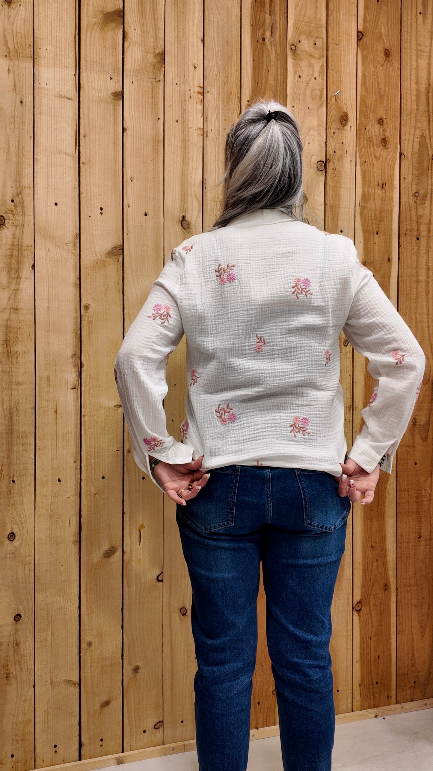 Détail broderie fleurs roses sur chemise en gaze de coton femme