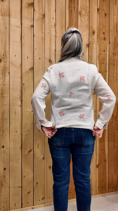 Détail broderie fleurs roses sur chemise en gaze de coton femme