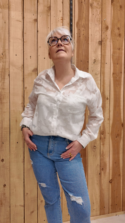 Chemise blanche femme texturée effet fleurs en relief, coupe fluide, manches longues, portée avec jean, disponible du S au XXL