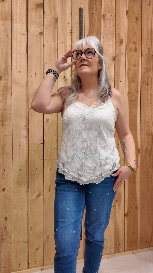 Débardeur blanc en dentelle femme, top élégant à bretelles fines pour look chic