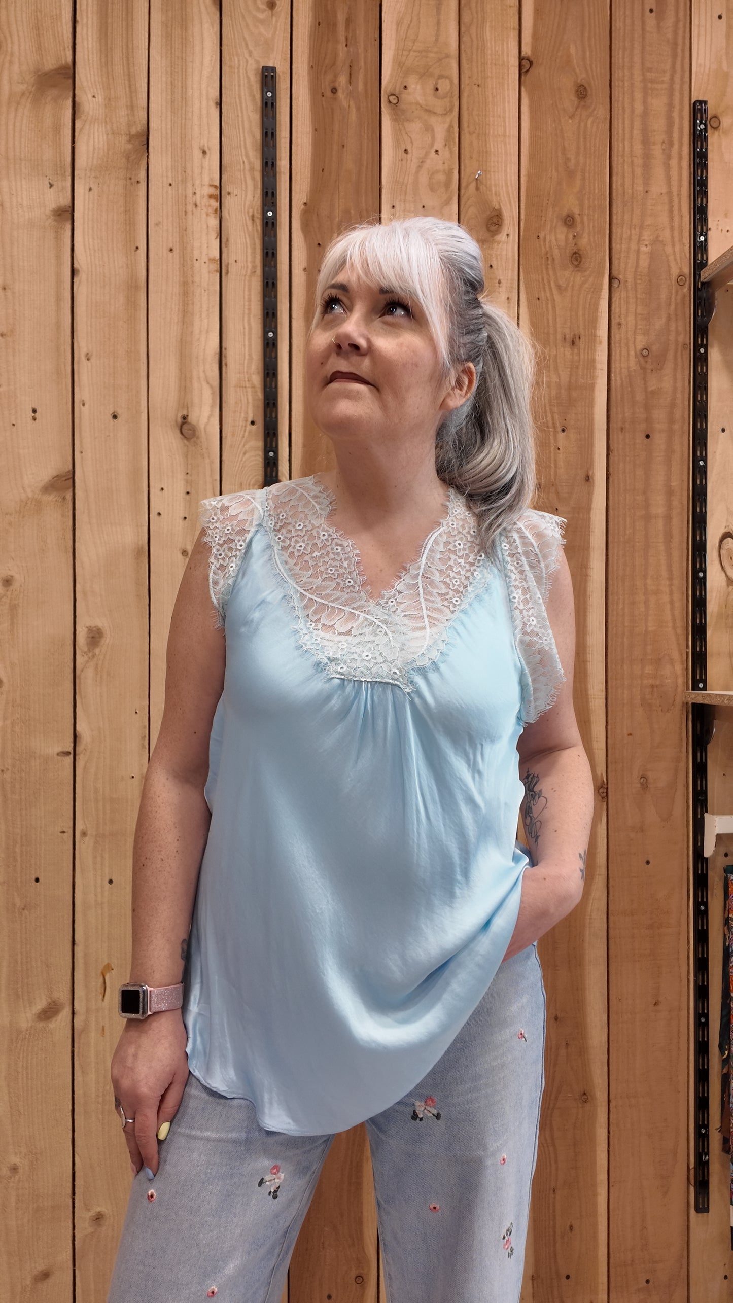 Débardeur bleu femme dentelle col V coupe fluide élégante