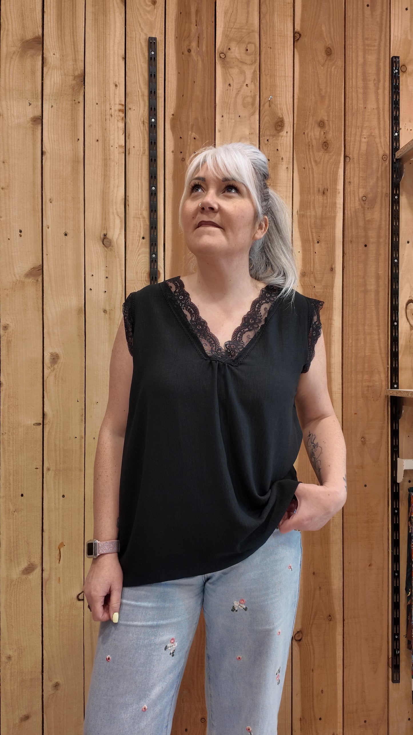 Débardeur noir femme dentelle col V look chic intemporel