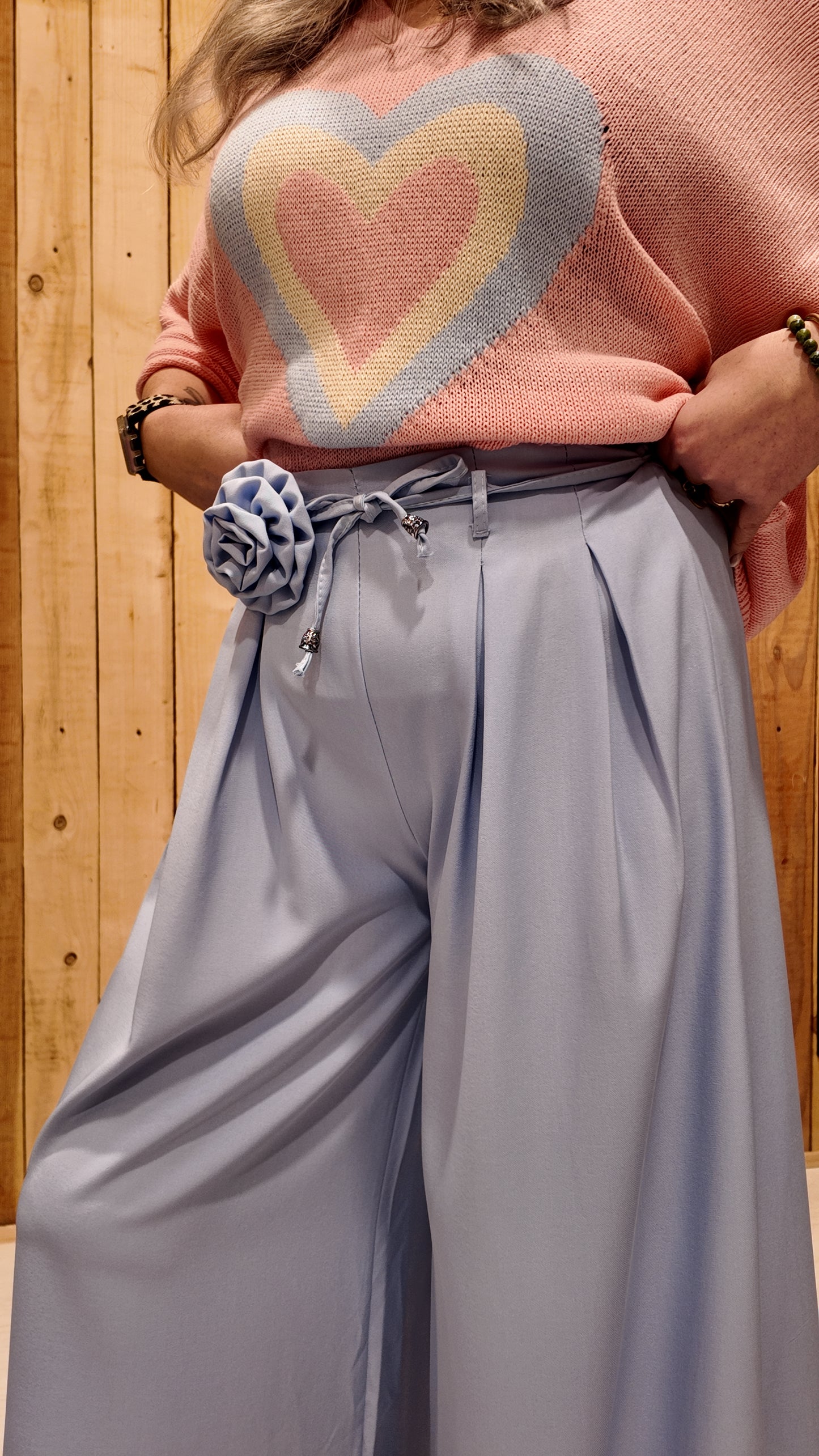 Détail taille pantalon palazzo femme avec broche fleur repositionnable