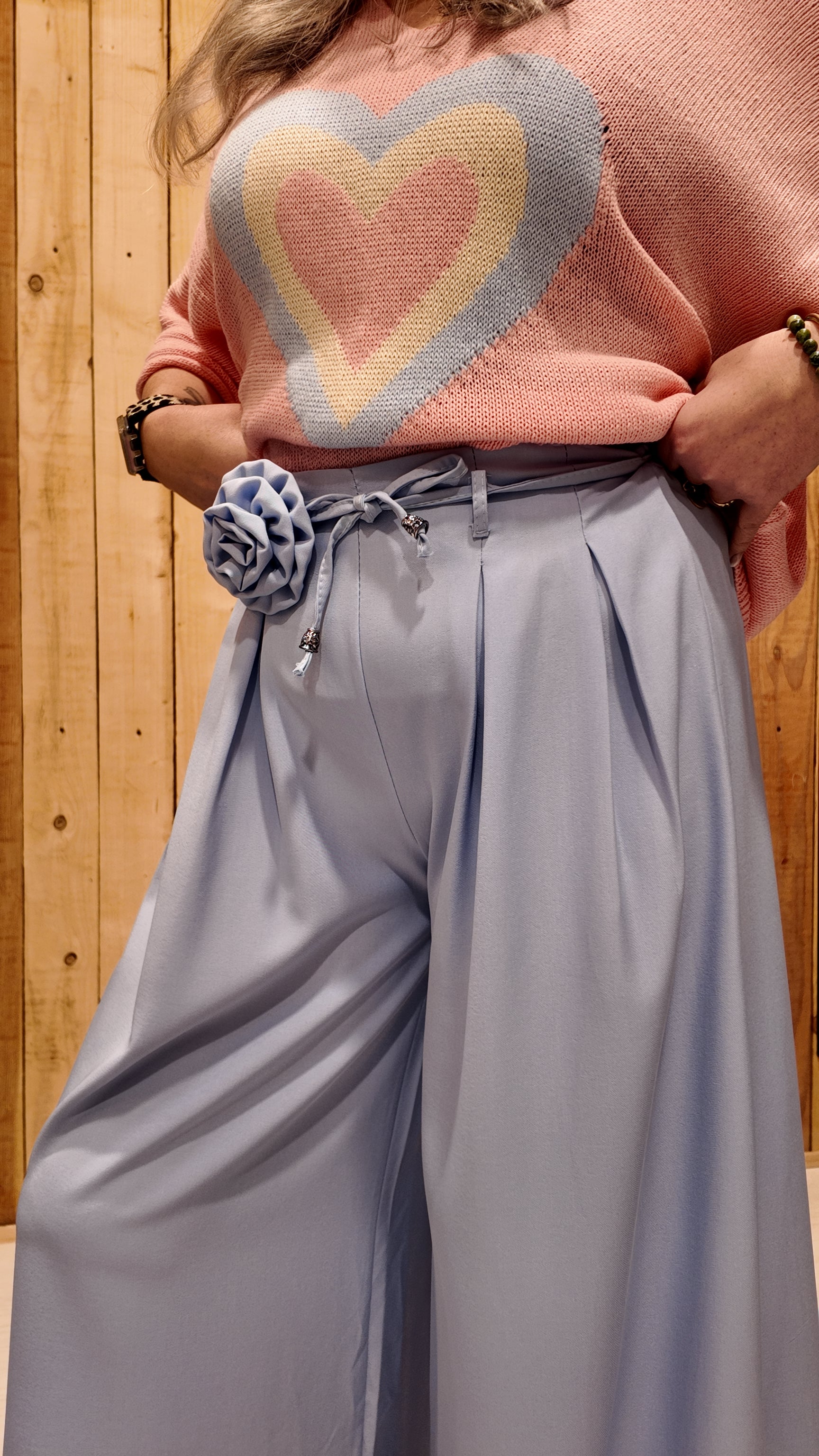 Détail taille pantalon palazzo femme avec broche fleur repositionnable
