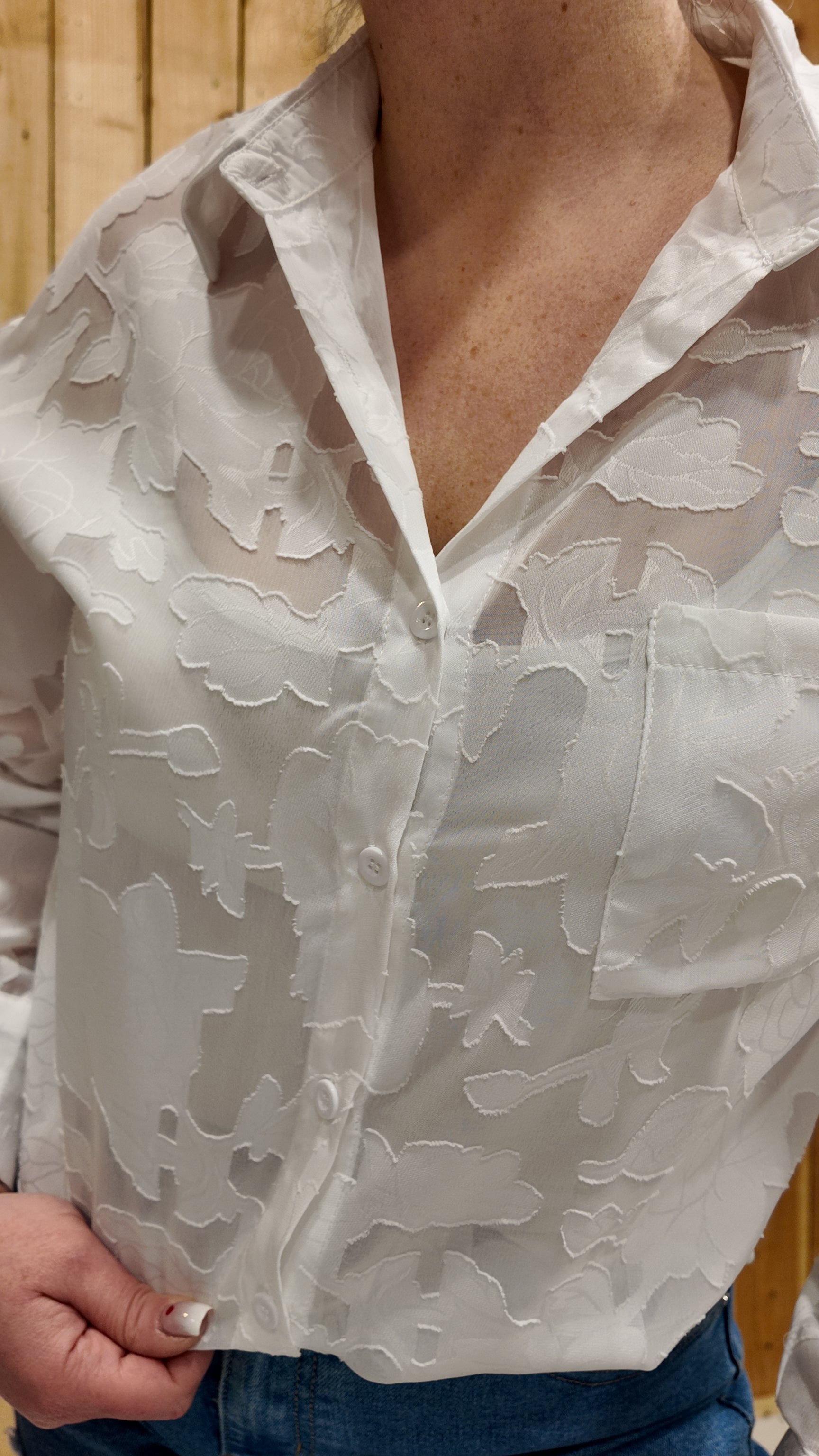 Détail tissu chemise blanche femme avec motif fleurs en relief, matière légère et élégante, du S au XXL