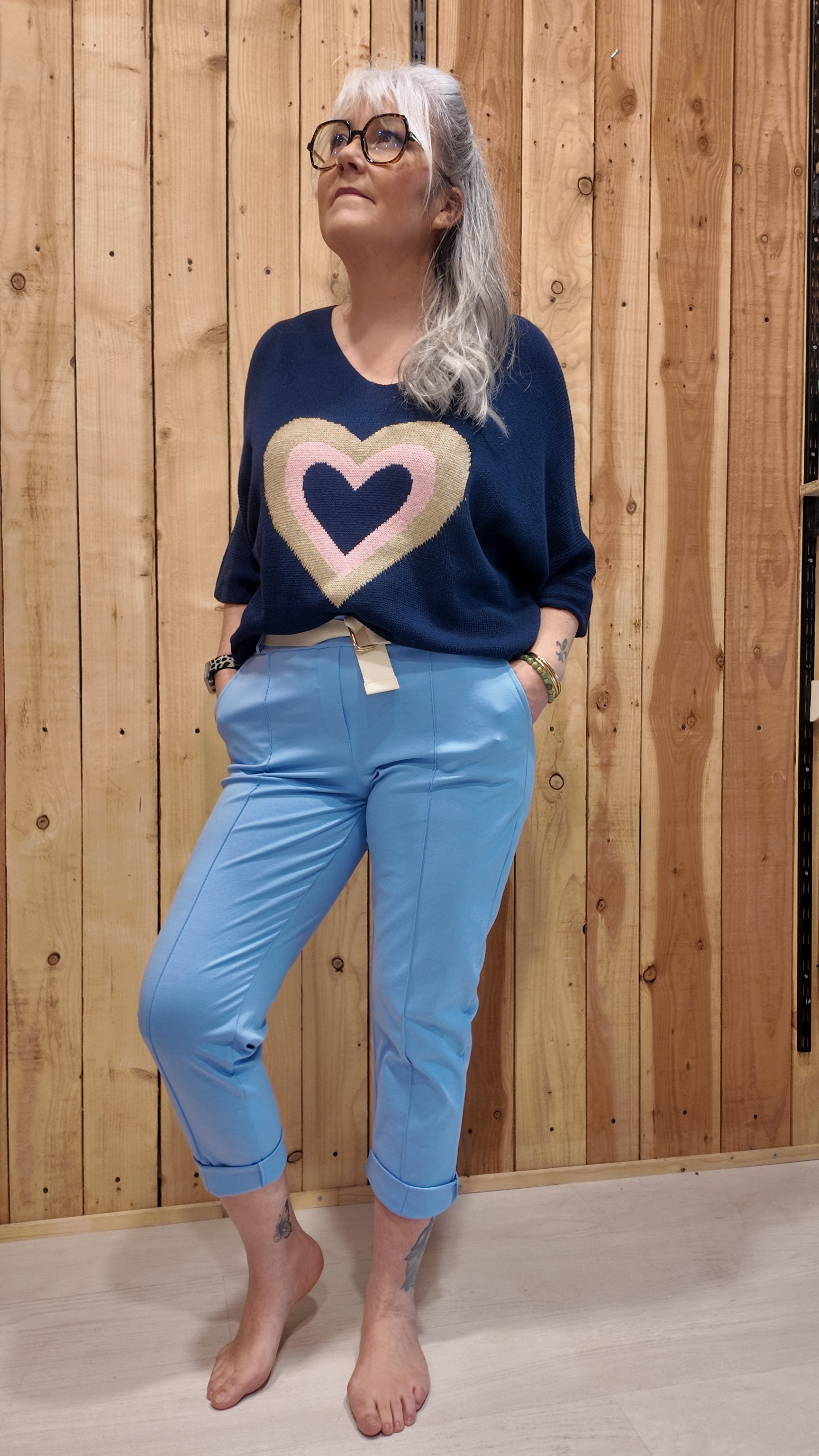 Pantalon de ville bleu ciel taille haute avec ceinture et coupe droite ajustée, style chic et casual femme.