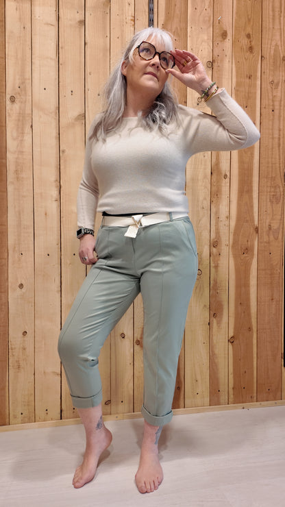 Pantalon de ville femme kaki avec ceinture intégrée, coupe élégante et confortable, porté avec pull beige.