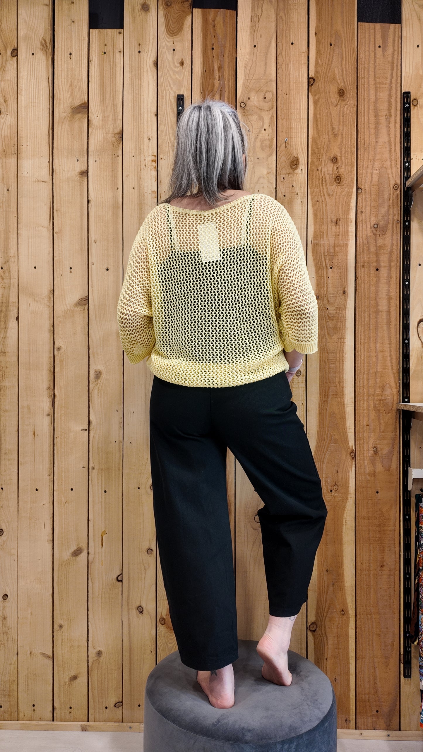 Pantalon barrel noir femme vue arrière coupe ample moderne
