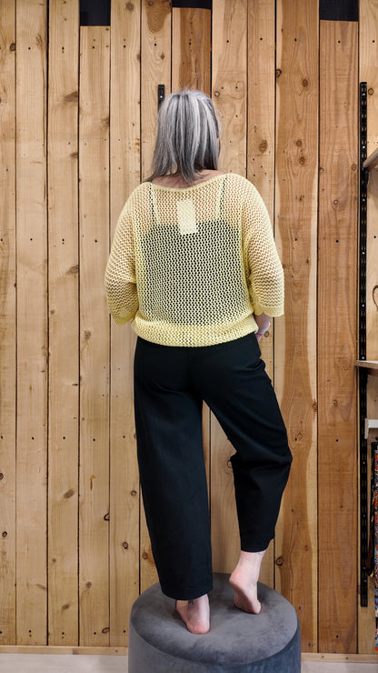 Pantalon barrel noir femme vue arrière coupe ample moderne