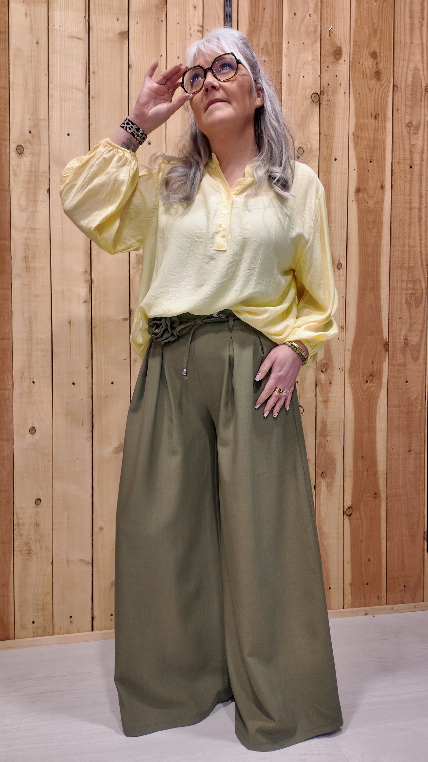 Pantalon palazzo kaki fluide femme avec broche fleur amovible coupe large élégante