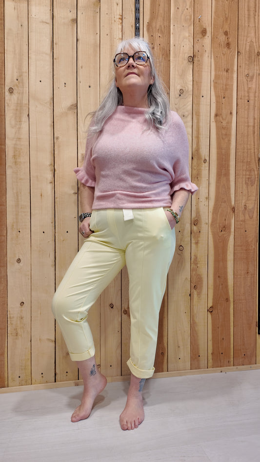 Pull rose manches volantées femme style féminin moderne