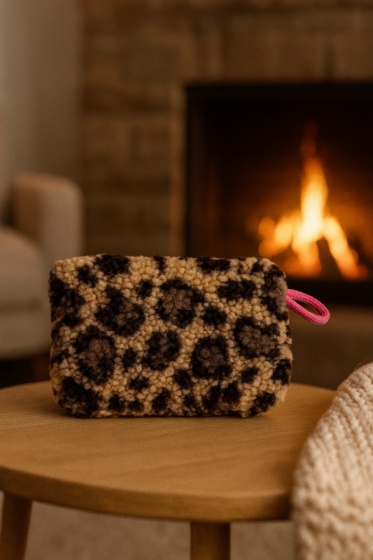 pochette en teddy léopard 
